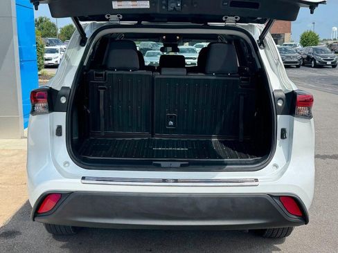 Used 2022 Toyota Highlander LE AWD/4WD image 5