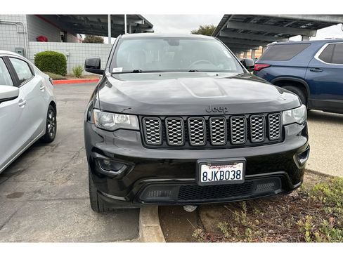 Used 2019 Jeep Grand Cherokee Altitude AWD/4WD image 5