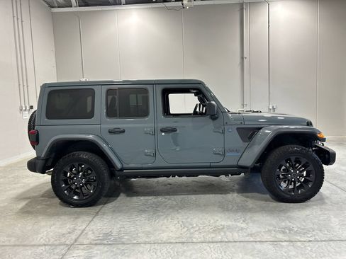 Used 2025 Jeep Wrangler Unlimited Sahara AWD/4WD image 5