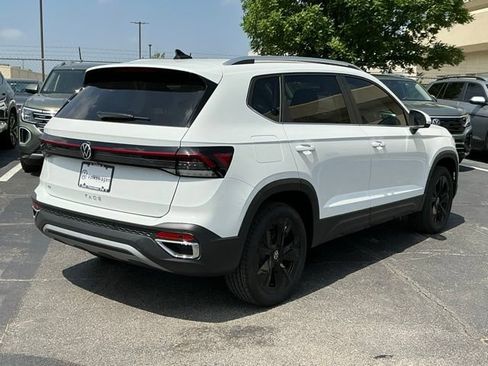 New 2026 Volkswagen Taos SE FWD image 3