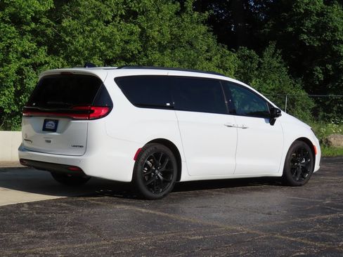 Certified 2025 Chrysler Pacifica Limited FWD image 3