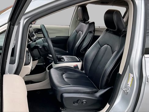 Used 2024 Chrysler Pacifica Touring-L FWD image 8