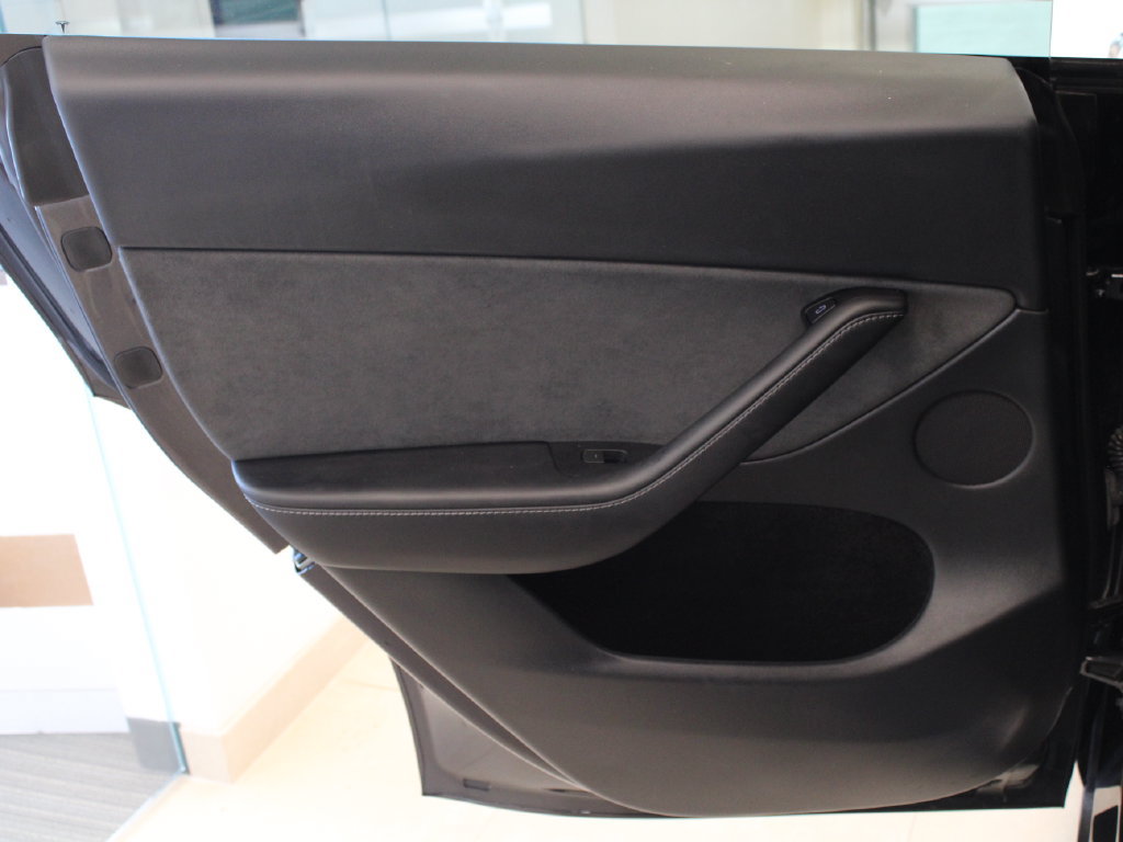 Used 2025 Tesla Model Y Long Range RWD image 19