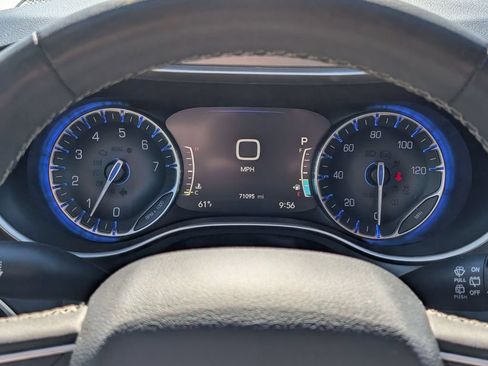Used 2023 Chrysler Pacifica Touring-L FWD image 12