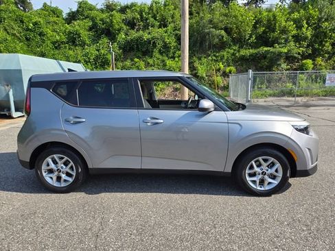 Used 2025 Kia Soul LX FWD image 10