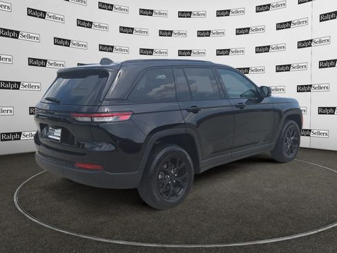 Used 2025 Jeep Grand Cherokee Altitude AWD/4WD image 6
