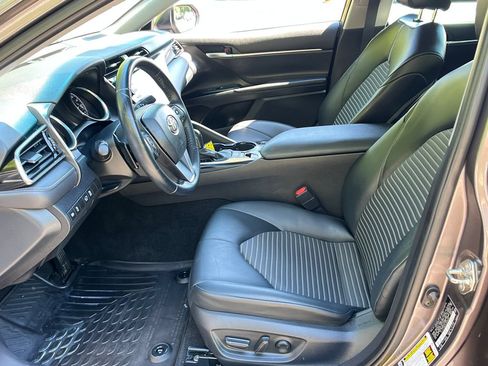 Used 2020 Toyota Camry SE w/ Sunroof Package FWD image 9
