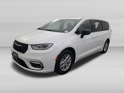 Used 2025 Chrysler Pacifica Select FWD image 8