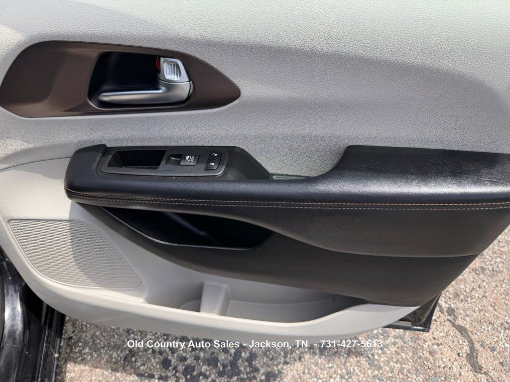 Used 2019 Chrysler Pacifica Touring-L FWD image 14