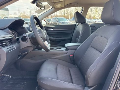 Used 2025 Nissan Altima 2.5 SV image 9