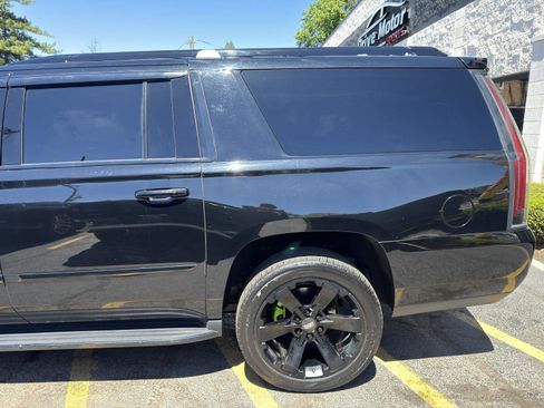 Used 2019 Cadillac Escalade ESV Luxury AWD/4WD image 3