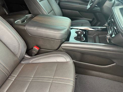 Used 2025 Chevrolet Suburban High Country image 32