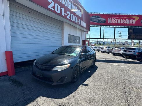 Used 2014 Toyota Camry LE image 1