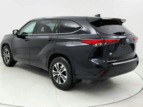 Used 2020 Toyota Highlander XLE AWD/4WD image 3