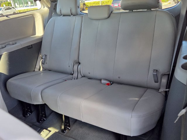 Used 2020 Toyota Sienna XLE Premium FWD image 12
