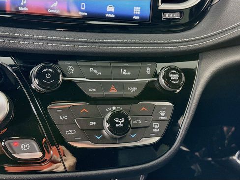New 2027 Chrysler Pacifica Select AWD/4WD image 9