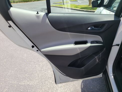 Used 2022 Chevrolet Equinox LS FWD image 12