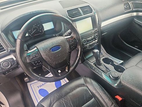 Used 2016 Ford Explorer XLT w/ Equipment Group 202A image 9