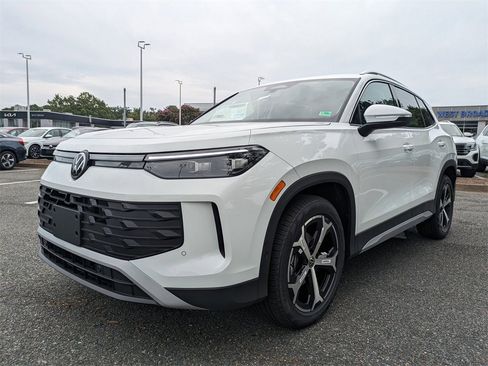 New 2025 Volkswagen Tiguan SE image 8