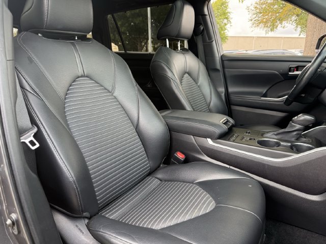 Used 2021 Toyota Highlander XSE FWD image 26