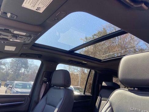 Used 2022 GMC Yukon XL Denali w/ Denali Premium Package image 18