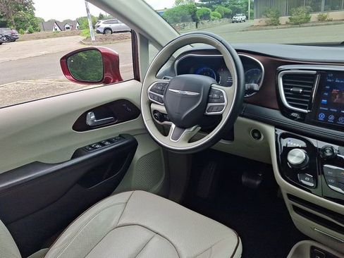 Used 2017 Chrysler Pacifica Limited image 14