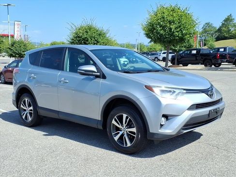 Used 2018 Toyota RAV4 XLE AWD/4WD image 2