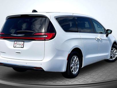 Used 2025 Chrysler Pacifica Select
