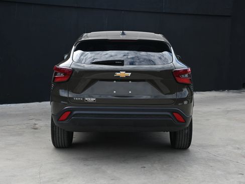 Used 2024 Chevrolet Trax LS w/ LS Convenience Package FWD image 4
