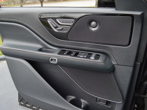 Used 2025 Lincoln Aviator Reserve w/ Jet Appearance Package image 13