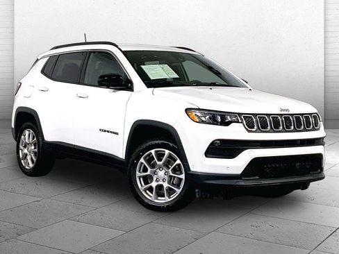 Used 2023 Jeep Compass Latitude AWD/4WD image 1