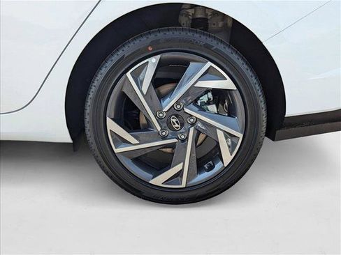 New 2025 Hyundai Elantra SEL FWD image 9