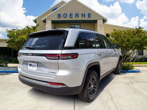 Used 2024 Jeep Grand Cherokee Laredo RWD image 5