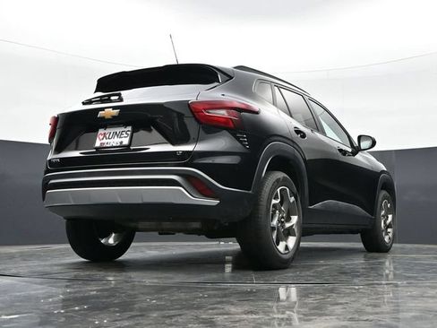 Used 2025 Chevrolet Trax LT w/ LT Convenience Package FWD image 34