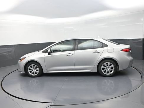 Used 2022 Toyota Corolla LE FWD image 45