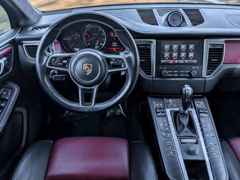 Used 2018 Porsche Macan Turbo AWD/4WD image 27