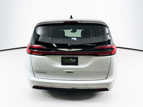 Used 2024 Chrysler Pacifica Touring-L FWD image 7