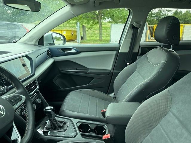 Used 2023 Volkswagen Taos SE w/ Panoramic Sunroof Package FWD image 11