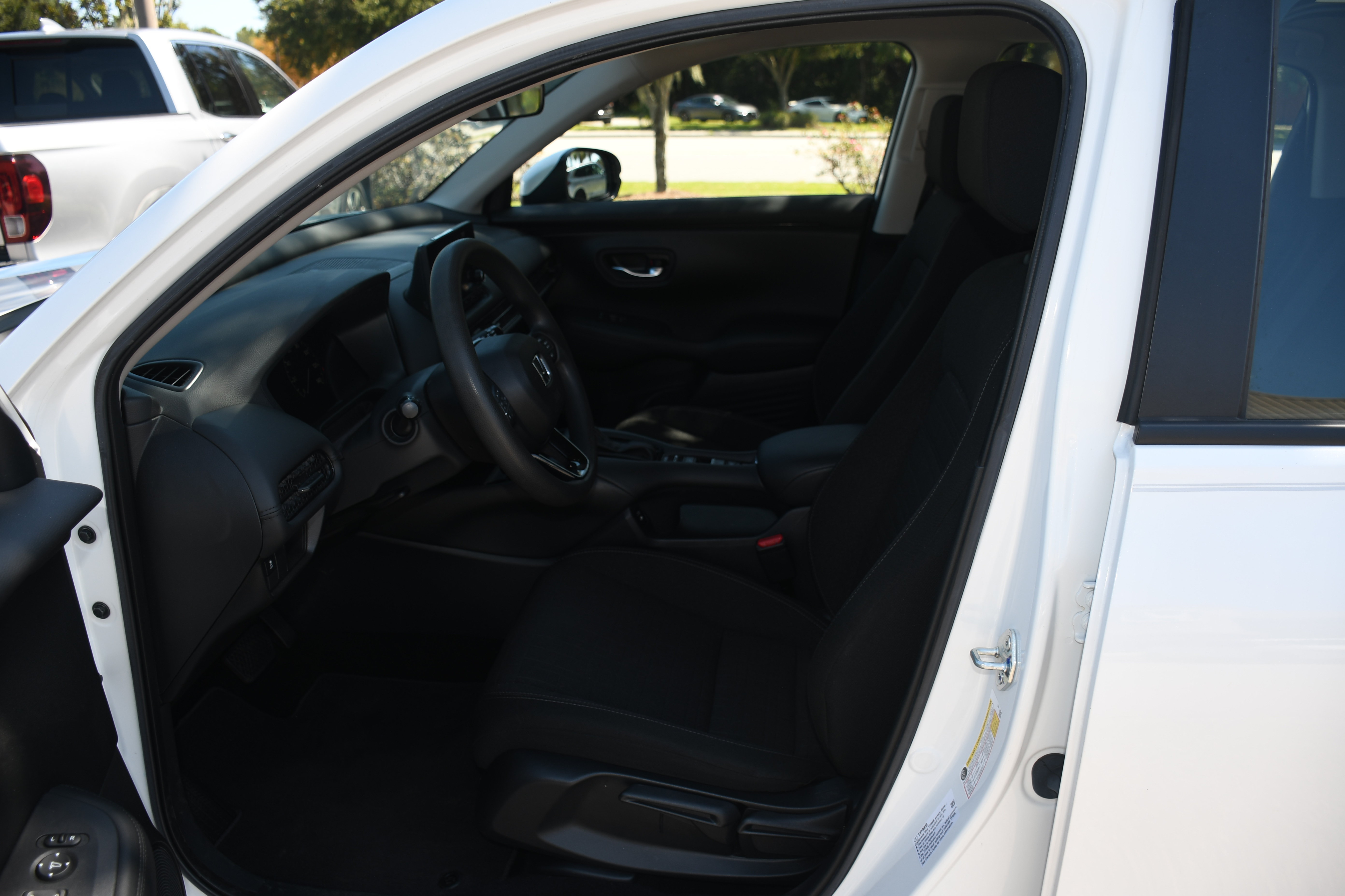 Used 2025 Honda HR-V LX image 7