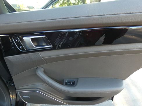 Used 2018 Porsche Panamera 4 image 41