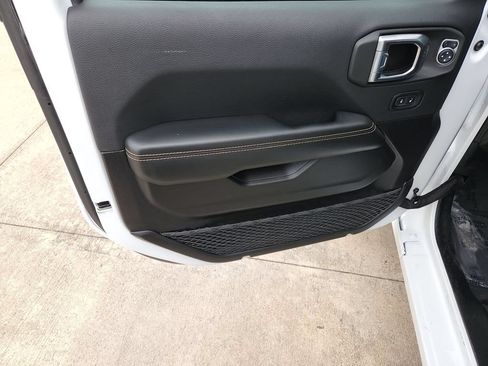Used 2025 Jeep Wrangler Unlimited Sahara AWD/4WD image 29