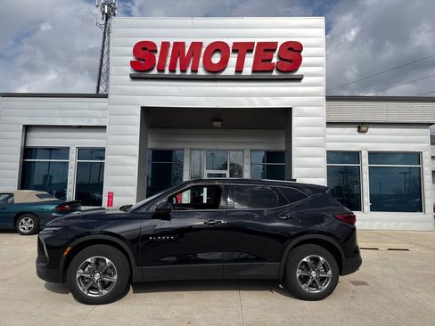 Used 2025 Chevrolet Blazer LT image 1