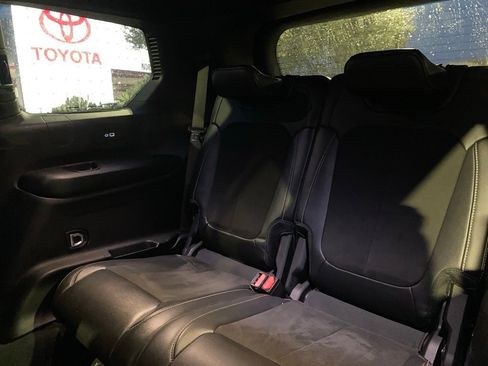 Used 2023 Jeep Grand Cherokee L Laredo image 12