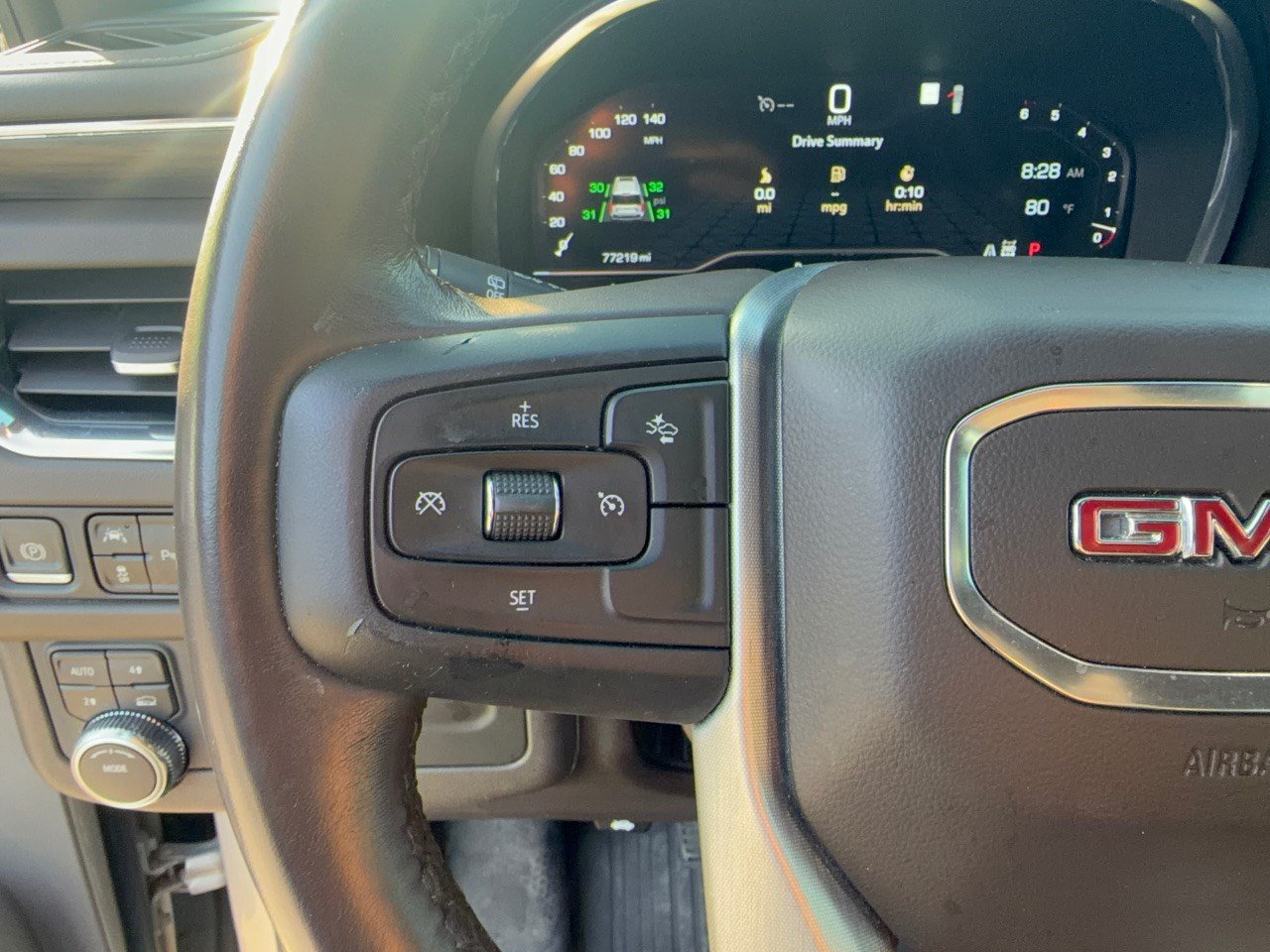 Used 2023 GMC Yukon XL SLT AWD/4WD image 18