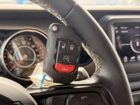 Used 2025 Jeep Wrangler Unlimited Sahara AWD/4WD image 34
