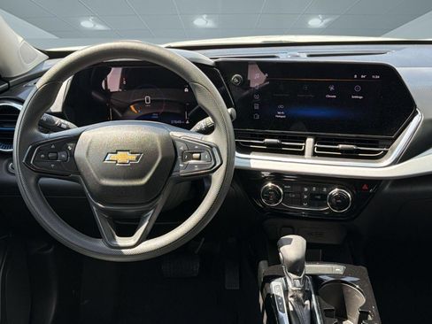 Used 2025 Chevrolet Trax LT FWD image 28