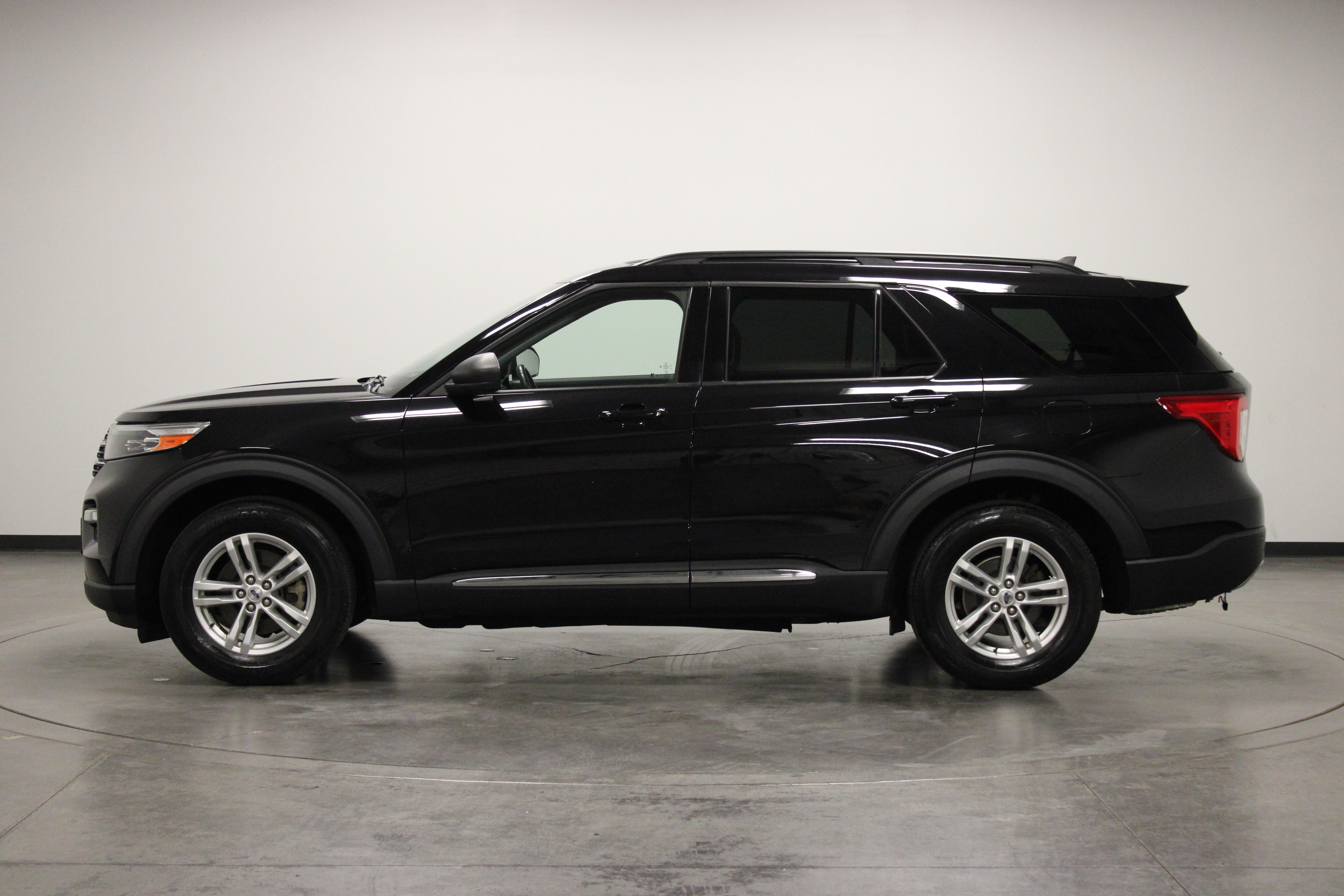 Used 2022 Ford Explorer XLT w/ Equipment Group 202A AWD/4WD image 7