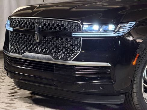 Used 2025 Lincoln Navigator Reserve AWD/4WD image 3