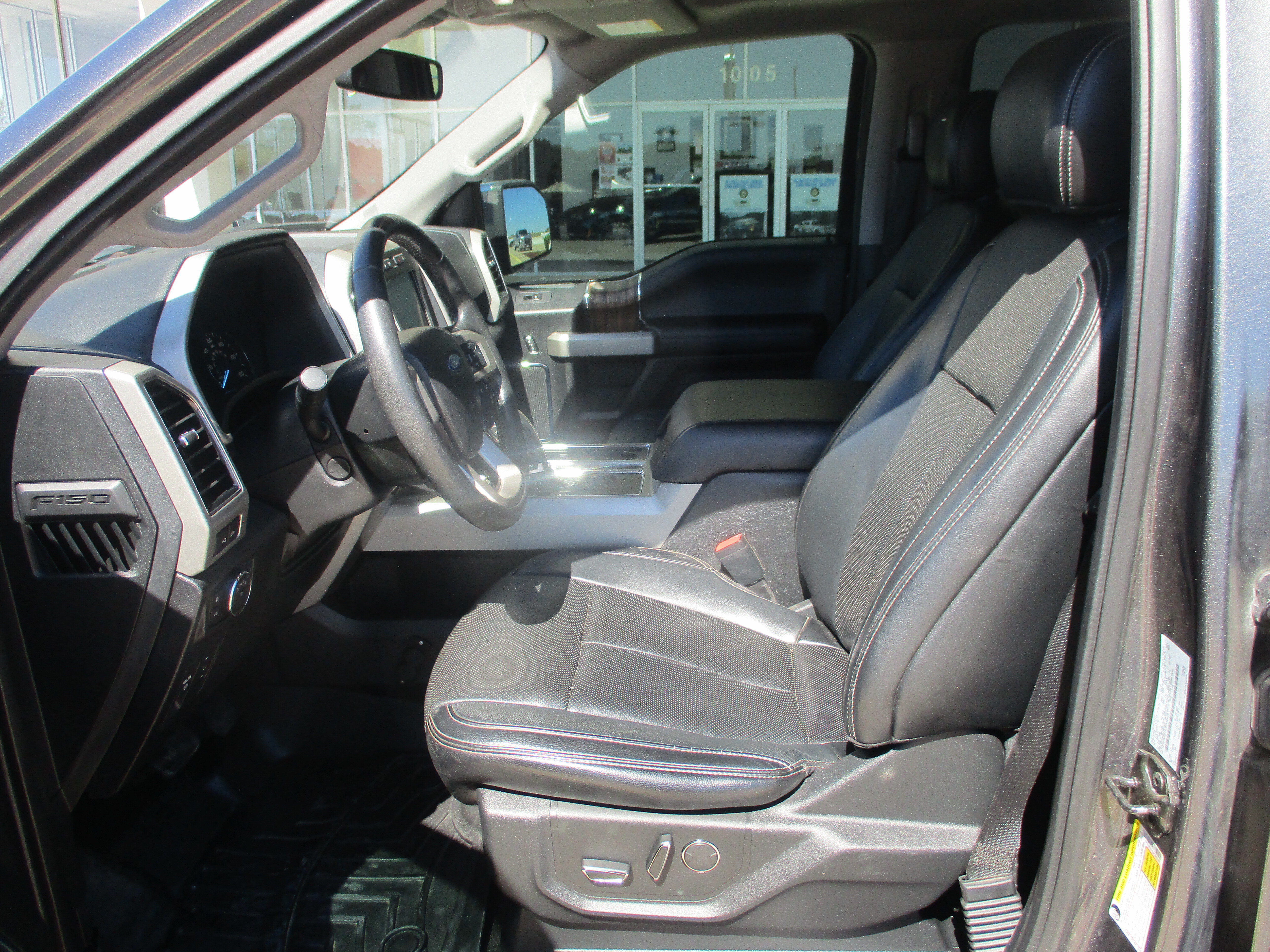 Used 2018 Ford F150 Lariat w/ Equipment Group 502A Luxury AWD/4WD image 4