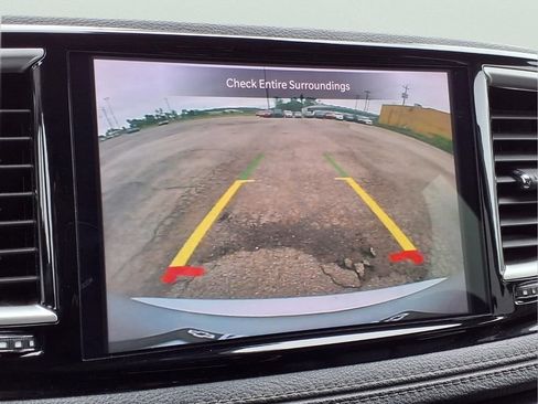 Used 2024 Chrysler Pacifica Touring-L FWD image 11